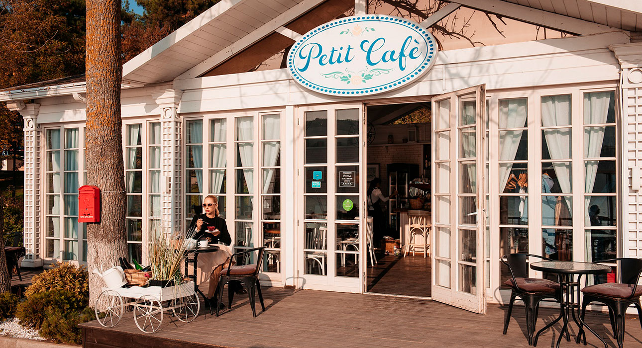 В Petit Cafe в районе отеля «Империал»