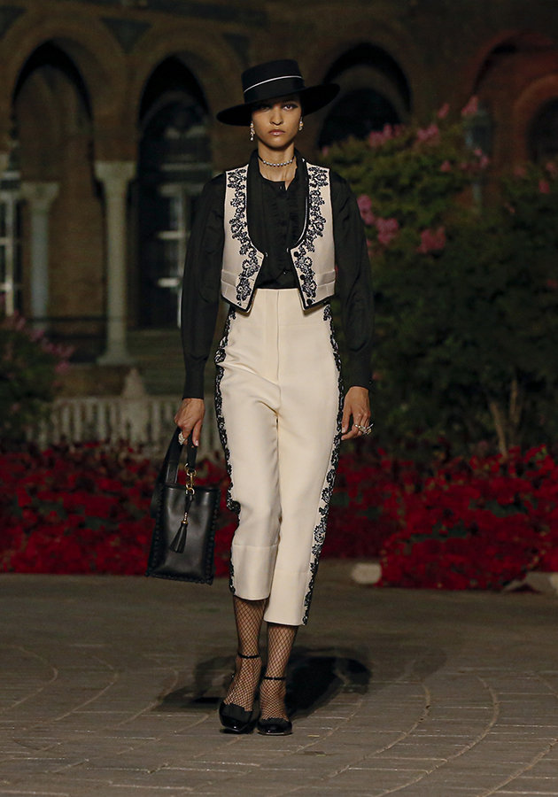 Style Notes: модный дом Dior показал коллекцию Cruise 2023 в Севилье