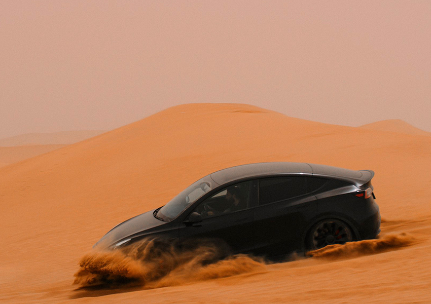 Tesla тестирует свои авто в Дубае — в условиях экстремальной жары