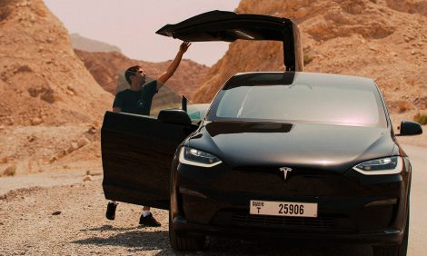 Tesla тестирует свои авто в&nbsp;Дубае&nbsp;&mdash; в&nbsp;условиях экстремальной жары