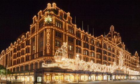 #Travel<b><strong><em>In</em></strong></b>Fashion. Dior X&nbsp;Harrods: веская причина поехать в&nbsp;Лондон под Рождество или Новый год