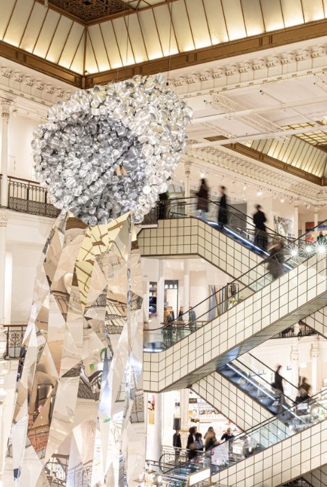 PostaАрт: атриум парижского универмага Le&nbsp;Bon Marche украсила инсталляция Субодха Гупты