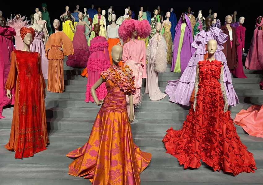 Forever Valentino: в Дохе до 1 апреля открыта выставка, посвященная истории легендарного дома моды