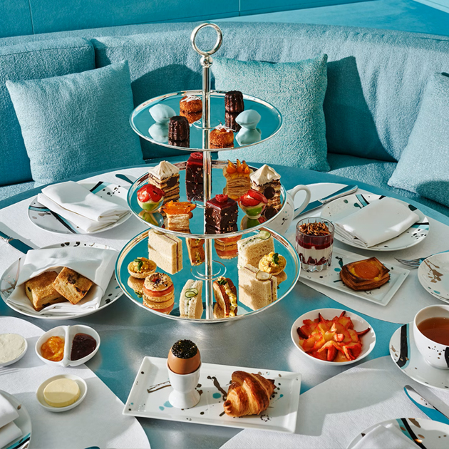 The Blue Box Cafe в Dubai Mall в Grand Atrium рядом с бутиком Tiffany and Co. 