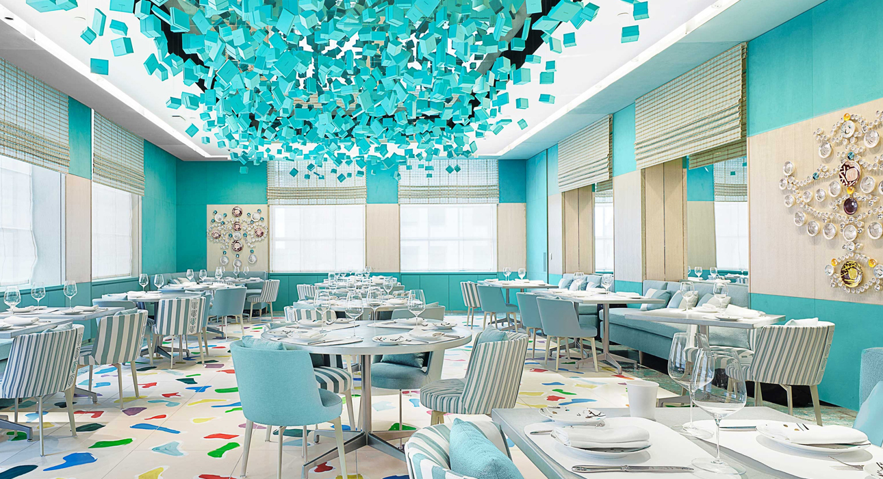 The Blue Box Cafe в Dubai Mall в Grand Atrium рядом с бутиком Tiffany and Co.